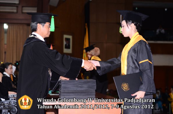 wisuda-unpad-gel-iv-2011_2012-fakultas-kedokteran-oleh-dekan-119