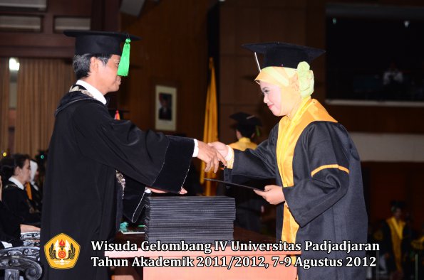 wisuda-unpad-gel-iv-2011_2012-fakultas-kedokteran-oleh-dekan-120