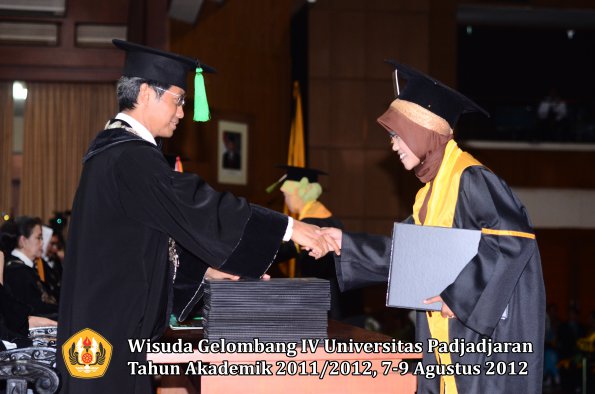 wisuda-unpad-gel-iv-2011_2012-fakultas-kedokteran-oleh-dekan-121