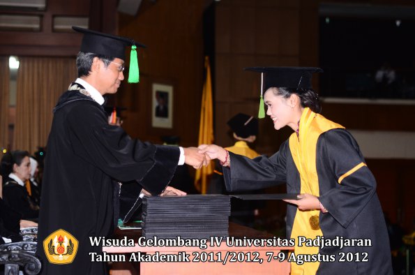 wisuda-unpad-gel-iv-2011_2012-fakultas-kedokteran-oleh-dekan-122