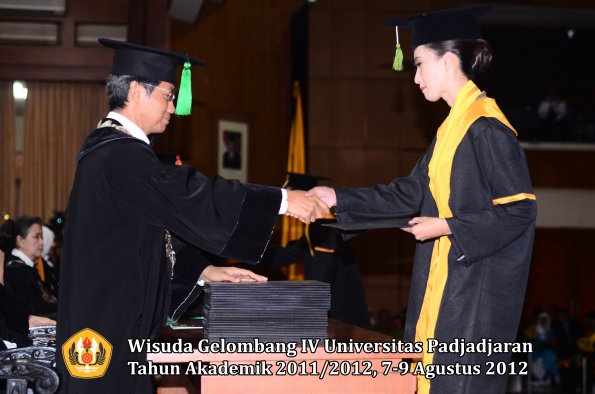 wisuda-unpad-gel-iv-2011_2012-fakultas-kedokteran-oleh-dekan-123