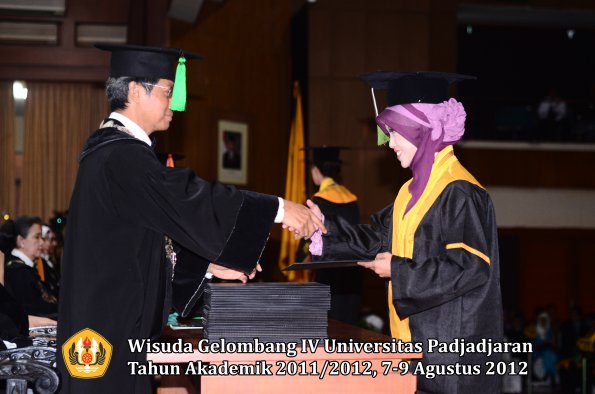 wisuda-unpad-gel-iv-2011_2012-fakultas-kedokteran-oleh-dekan-124