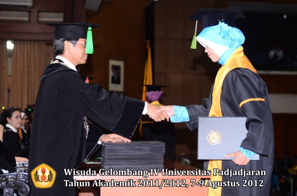 wisuda-unpad-gel-iv-2011_2012-fakultas-kedokteran-oleh-dekan-125