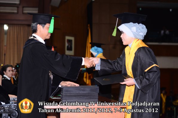 wisuda-unpad-gel-iv-2011_2012-fakultas-kedokteran-oleh-dekan-126