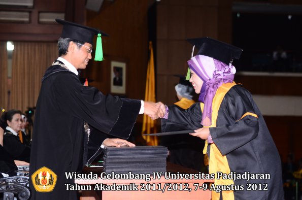 wisuda-unpad-gel-iv-2011_2012-fakultas-kedokteran-oleh-dekan-127