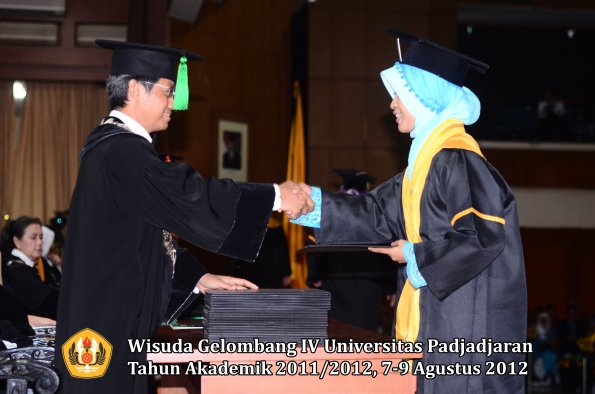 wisuda-unpad-gel-iv-2011_2012-fakultas-kedokteran-oleh-dekan-128