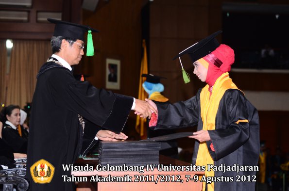 wisuda-unpad-gel-iv-2011_2012-fakultas-kedokteran-oleh-dekan-129