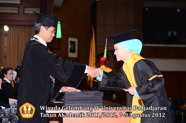 wisuda-unpad-gel-iv-2011_2012-fakultas-kedokteran-oleh-dekan-130