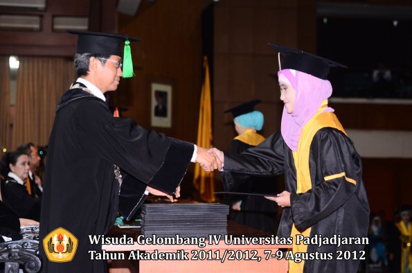 wisuda-unpad-gel-iv-2011_2012-fakultas-kedokteran-oleh-dekan-131