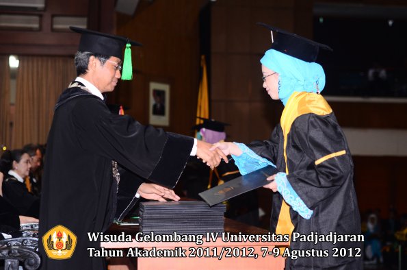 wisuda-unpad-gel-iv-2011_2012-fakultas-kedokteran-oleh-dekan-132