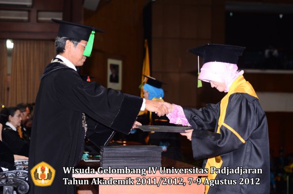 wisuda-unpad-gel-iv-2011_2012-fakultas-kedokteran-oleh-dekan-133