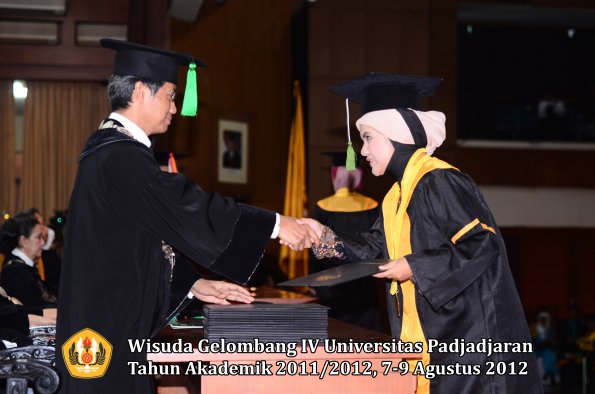 wisuda-unpad-gel-iv-2011_2012-fakultas-kedokteran-oleh-dekan-138