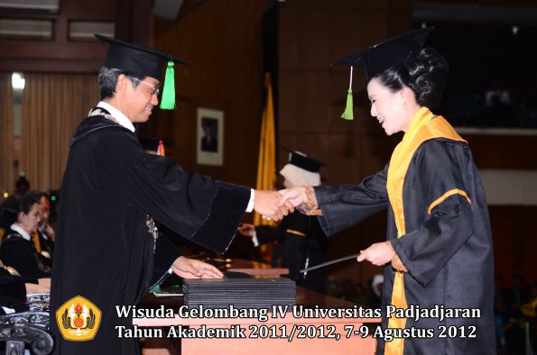 wisuda-unpad-gel-iv-2011_2012-fakultas-kedokteran-oleh-dekan-141