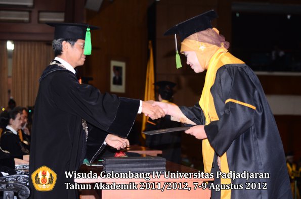 wisuda-unpad-gel-iv-2011_2012-fakultas-kedokteran-oleh-dekan-142