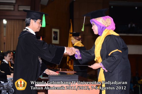 wisuda-unpad-gel-iv-2011_2012-fakultas-kedokteran-oleh-dekan-143