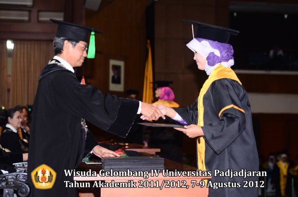 wisuda-unpad-gel-iv-2011_2012-fakultas-kedokteran-oleh-dekan-144