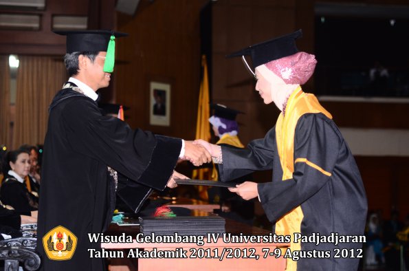 wisuda-unpad-gel-iv-2011_2012-fakultas-kedokteran-oleh-dekan-145