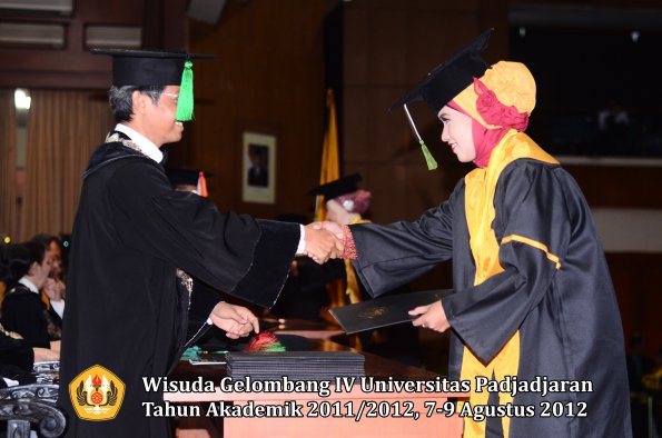 wisuda-unpad-gel-iv-2011_2012-fakultas-kedokteran-oleh-dekan-146