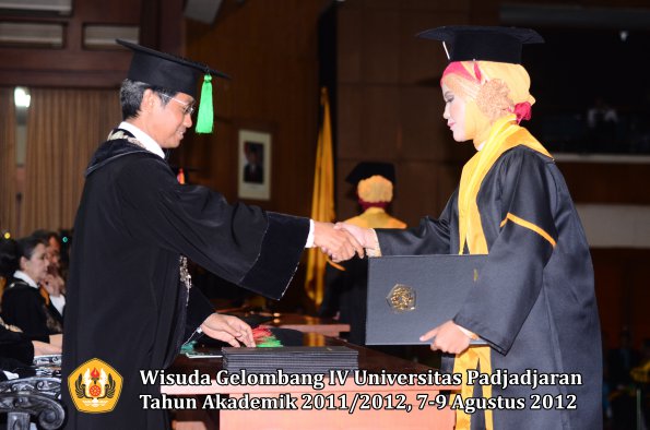 wisuda-unpad-gel-iv-2011_2012-fakultas-kedokteran-oleh-dekan-147