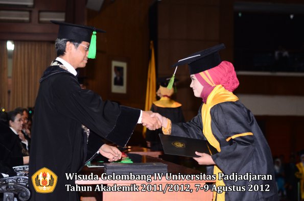 wisuda-unpad-gel-iv-2011_2012-fakultas-kedokteran-oleh-dekan-148