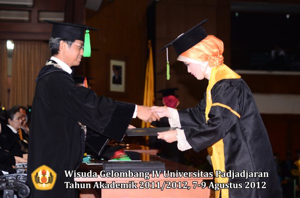 wisuda-unpad-gel-iv-2011_2012-fakultas-kedokteran-oleh-dekan-149