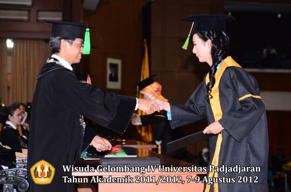 wisuda-unpad-gel-iv-2011_2012-fakultas-kedokteran-oleh-dekan-150