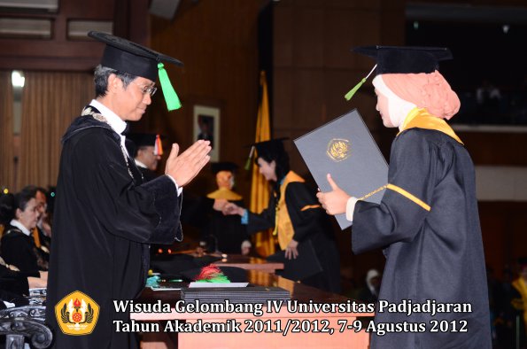 wisuda-unpad-gel-iv-2011_2012-fakultas-kedokteran-oleh-dekan-151