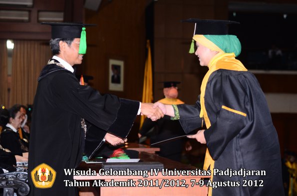 wisuda-unpad-gel-iv-2011_2012-fakultas-kedokteran-oleh-dekan-152