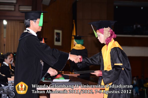 wisuda-unpad-gel-iv-2011_2012-fakultas-kedokteran-oleh-dekan-153