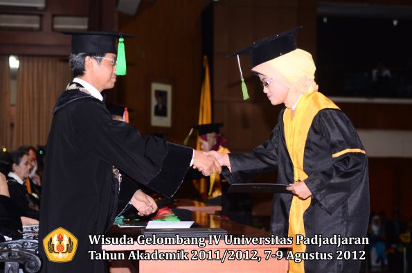 wisuda-unpad-gel-iv-2011_2012-fakultas-kedokteran-oleh-dekan-154