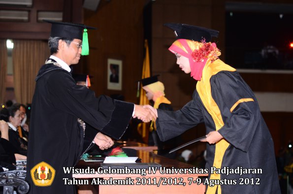 wisuda-unpad-gel-iv-2011_2012-fakultas-kedokteran-oleh-dekan-155