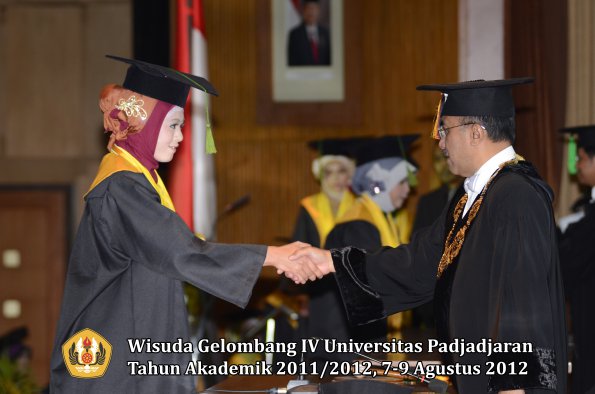 wisuda-unpad-gel-iv-2011_2012-fakultas-kedokteran-oleh-rektor-004