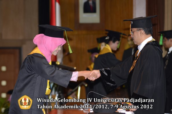 wisuda-unpad-gel-iv-2011_2012-fakultas-kedokteran-oleh-rektor-022