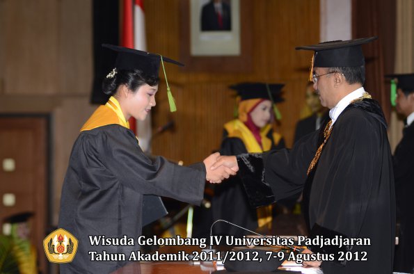 wisuda-unpad-gel-iv-2011_2012-fakultas-kedokteran-oleh-rektor-023