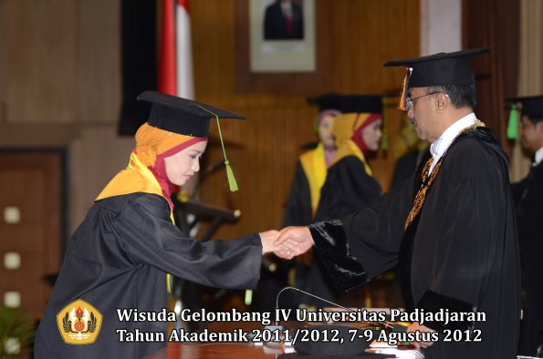 wisuda-unpad-gel-iv-2011_2012-fakultas-kedokteran-oleh-rektor-024