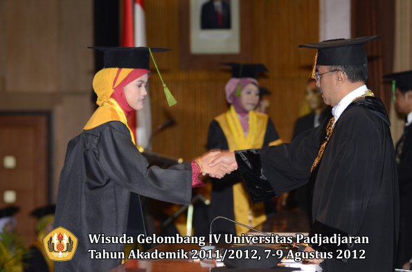 wisuda-unpad-gel-iv-2011_2012-fakultas-kedokteran-oleh-rektor-025