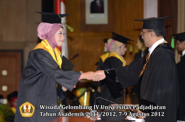 wisuda-unpad-gel-iv-2011_2012-fakultas-kedokteran-oleh-rektor-026