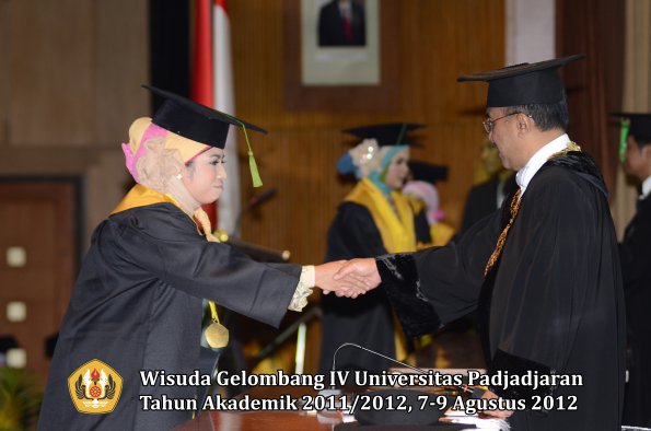 wisuda-unpad-gel-iv-2011_2012-fakultas-kedokteran-oleh-rektor-027