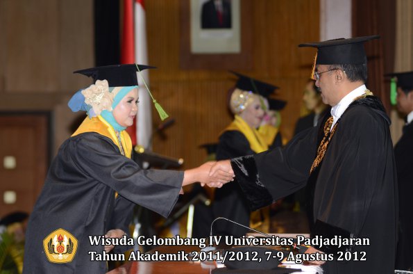 wisuda-unpad-gel-iv-2011_2012-fakultas-kedokteran-oleh-rektor-028