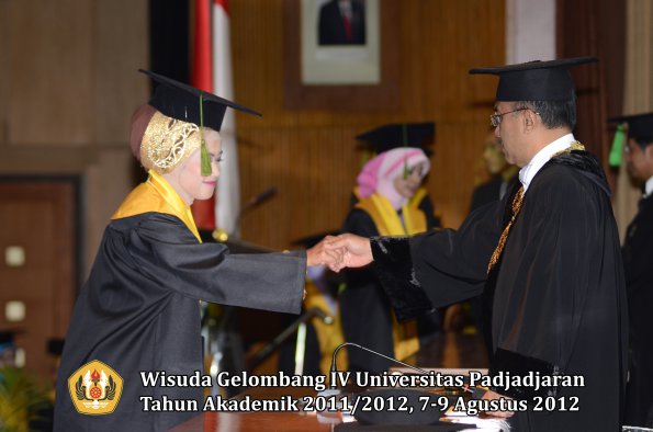 wisuda-unpad-gel-iv-2011_2012-fakultas-kedokteran-oleh-rektor-029