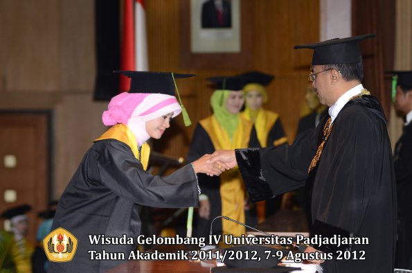 wisuda-unpad-gel-iv-2011_2012-fakultas-kedokteran-oleh-rektor-030