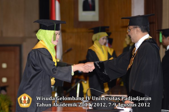 wisuda-unpad-gel-iv-2011_2012-fakultas-kedokteran-oleh-rektor-031