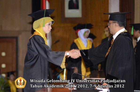 wisuda-unpad-gel-iv-2011_2012-fakultas-kedokteran-oleh-rektor-032