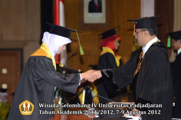 wisuda-unpad-gel-iv-2011_2012-fakultas-kedokteran-oleh-rektor-033