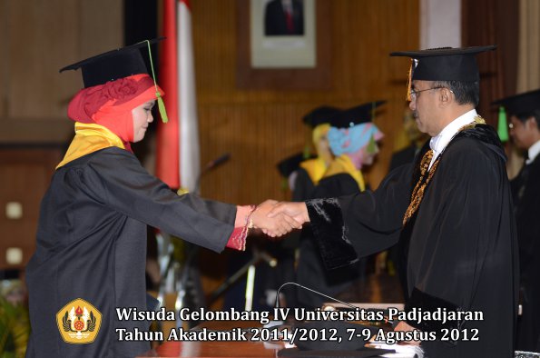 wisuda-unpad-gel-iv-2011_2012-fakultas-kedokteran-oleh-rektor-034