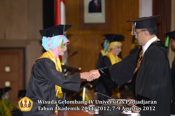 wisuda-unpad-gel-iv-2011_2012-fakultas-kedokteran-oleh-rektor-035