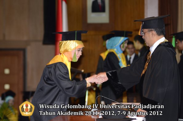 wisuda-unpad-gel-iv-2011_2012-fakultas-kedokteran-oleh-rektor-036