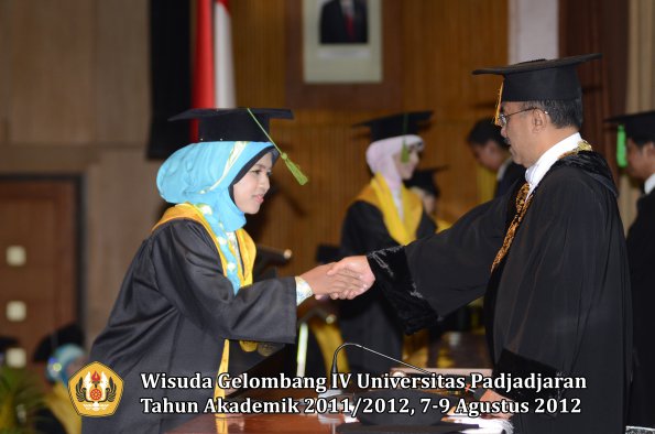 wisuda-unpad-gel-iv-2011_2012-fakultas-kedokteran-oleh-rektor-037