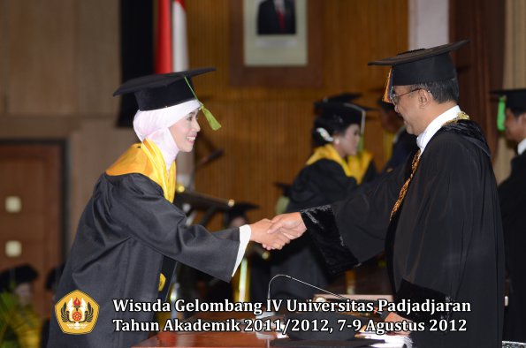 wisuda-unpad-gel-iv-2011_2012-fakultas-kedokteran-oleh-rektor-038