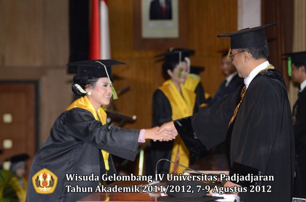 wisuda-unpad-gel-iv-2011_2012-fakultas-kedokteran-oleh-rektor-039